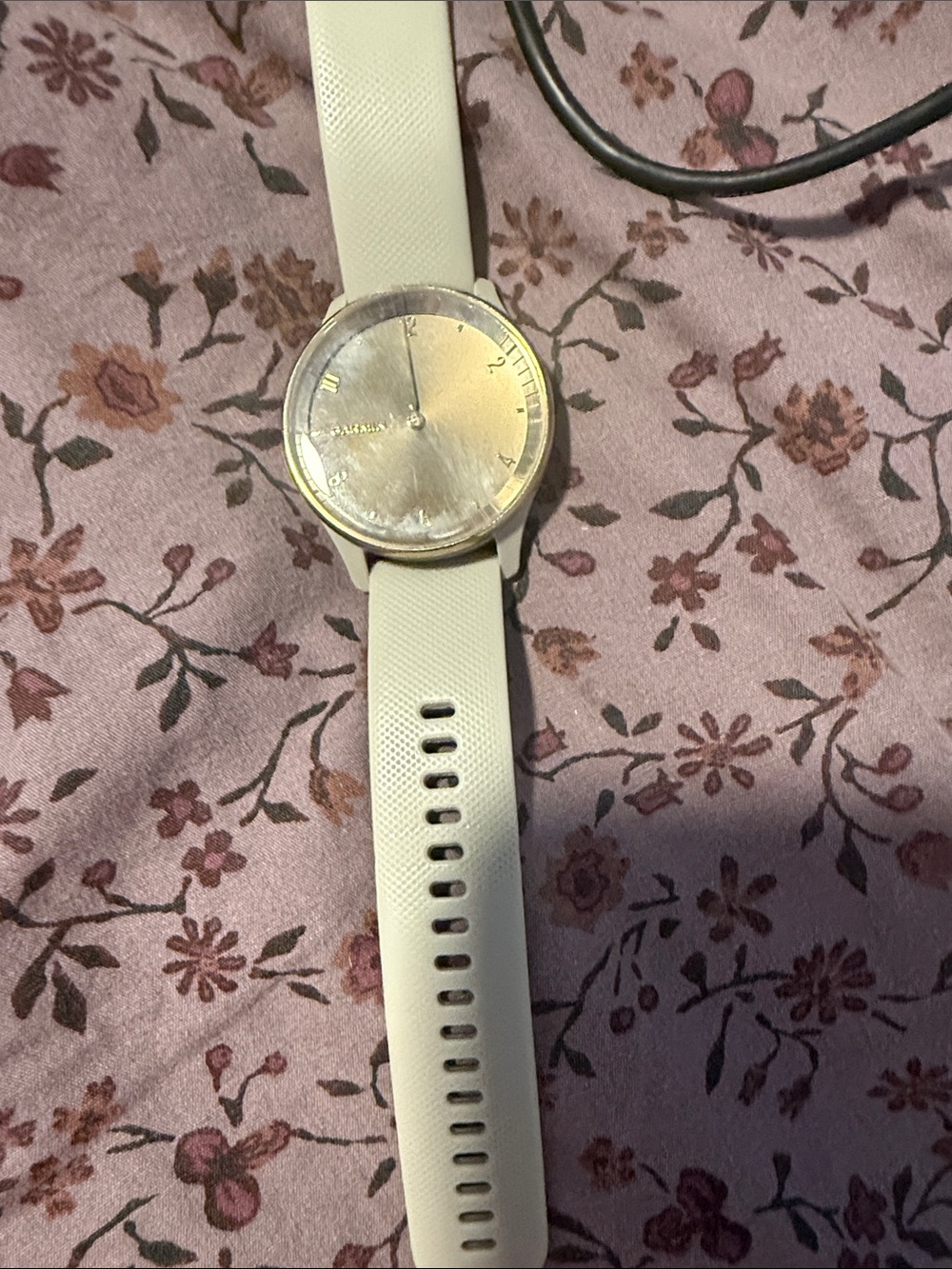 garmin white and gold hybrid smartwatch